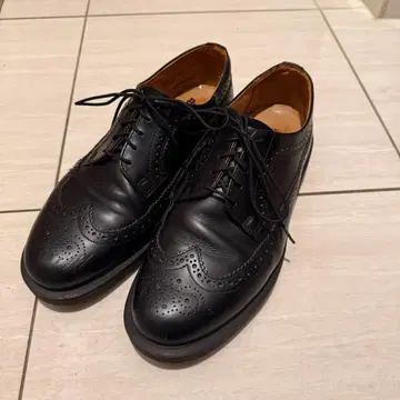 Dr. Martens 블랙 윙팁 슈즈