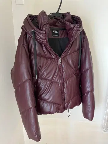 ZARA 버건디 후드 부착 다운 자켓