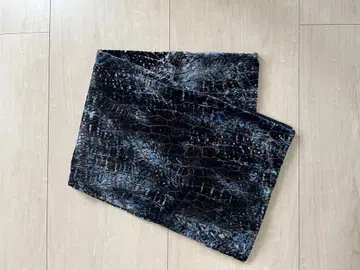 EMPORIO ARMANI 크로커다일 패턴 스톨