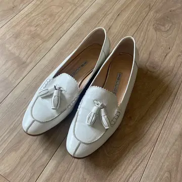 화이트 태슬 로퍼 PELLICO