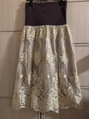 플레어 스커트 노란빛 도는 베이지 레이스 자수