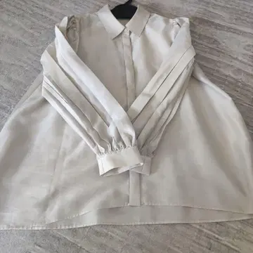 오간자 플리츠 블라우스