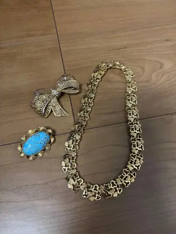 골드 컬러 목걸이와 브로치 세트