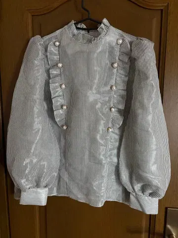 스트라이프 패턴 펄 버튼 프릴 블라우스 볼륨 소매