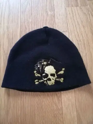 Smet 스컬 자수 니트 모자