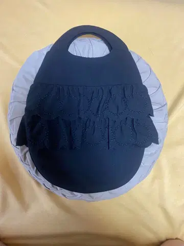 미나 페르호넨 새상품급 프릴 장식 블랙 토트백