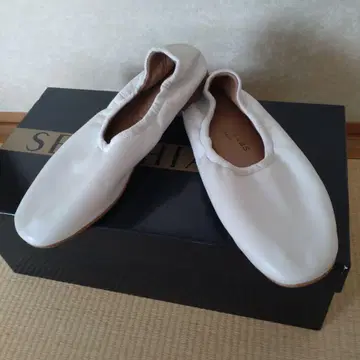 화이트 가죽 플랫 발레 신발