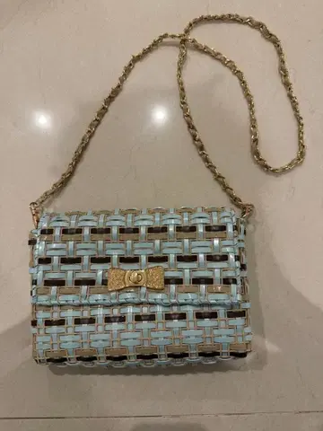 스카이블루와 브라운의 뜨개질 숄더백