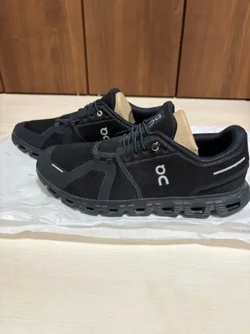 온 클라우드6 블랙 스니커즈