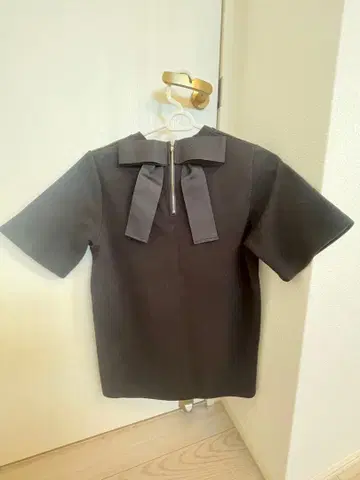 리본 포함 백 지퍼 블랙 반팔 T셔츠