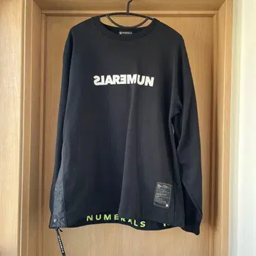 NUMERALS 블랙 맨투맨