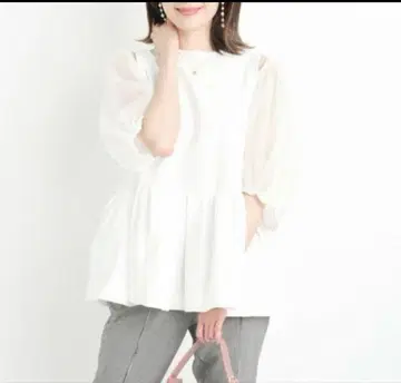 아푸와이저 리셰 슬릿 숄더 페플럼 니트