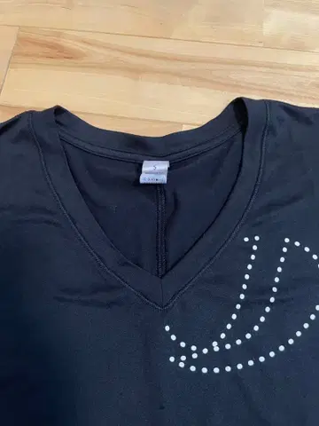 블랙 V넥 티셔츠 S 사이즈