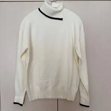 CAST: 화이트 터틀넥 니트