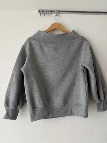 [ SNIDEL ] 그레이 오프숄더 맨투맨