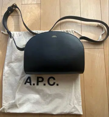 A.P.C. 하프문 숄더백