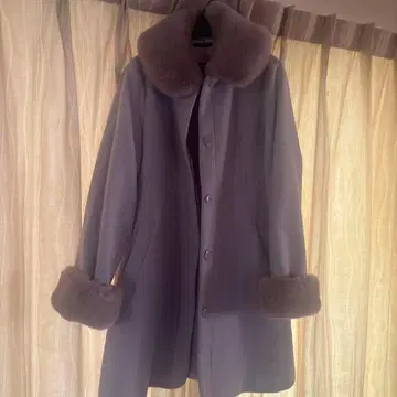 퍼 달린 그레이 롱 코트