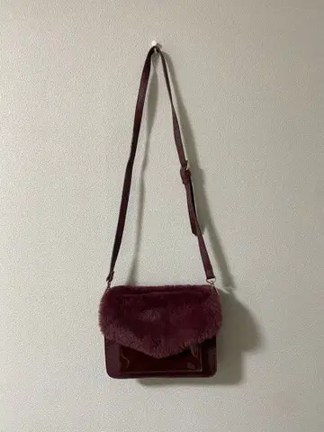 KAWI JAMELE 버건디 퍼 숄더백