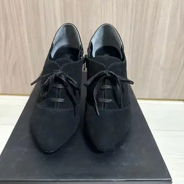 새상품 UNTITLED 블랙스 스웨이드 부티 중간 힐 리본 포함