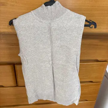 L'or 베이지 터틀넥 슬리브리스 니트