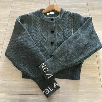 에이미 로우 가디건 라인 & 로고 포인트 케이블 니트 가디건