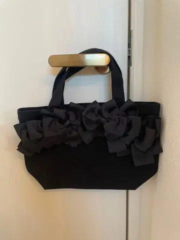 리본 포함 블랙 핸드백
