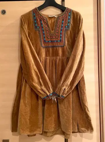 티티카카 코튼 벨벳 자수 튜닉 오커