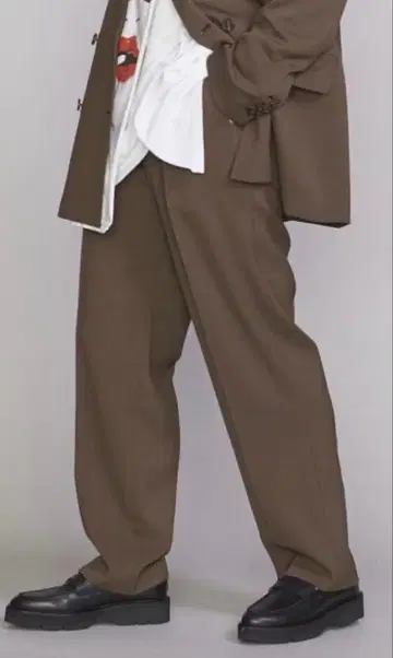 BY TRADITIONAL 카르제 턱 테이퍼드 팬츠