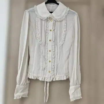 이노센트 월드 둥근 카라 프릴 하트 버튼 블라우스