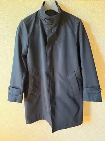 네이비 버튼 달린 스탠드 카라 코트