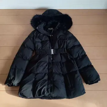 블랙 퍼가 달린 롱 다운 자켓