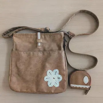 브라운 숄더백과 동전 지갑