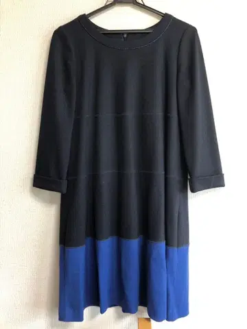바이컬러 원피스 7부 소매 블랙과 파랑