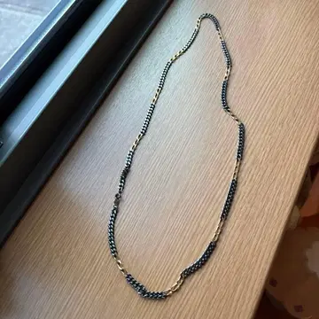 블랙과 금의 롱 목걸이