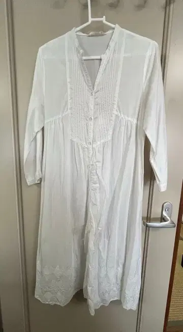 화이트 핀턱 밑단 자수 셔츠 원피스 긴팔 스튜디오 클립