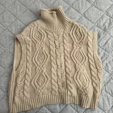 베이지 케이블 짜임 터틀넥 니트 베스트