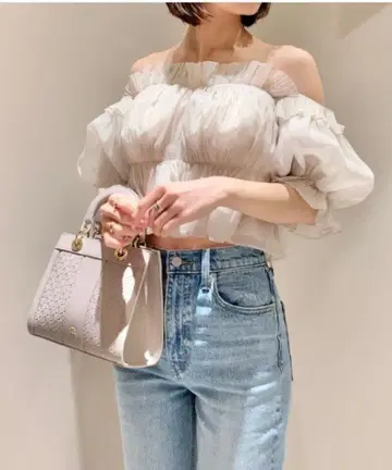 SNIDEL 개더 프릴 오프숄더 블라우스 아이보리