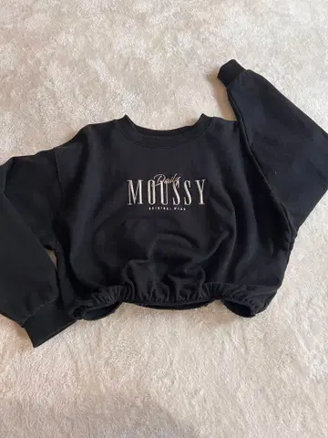 MOUSSY 블랙 크롭 맨투맨