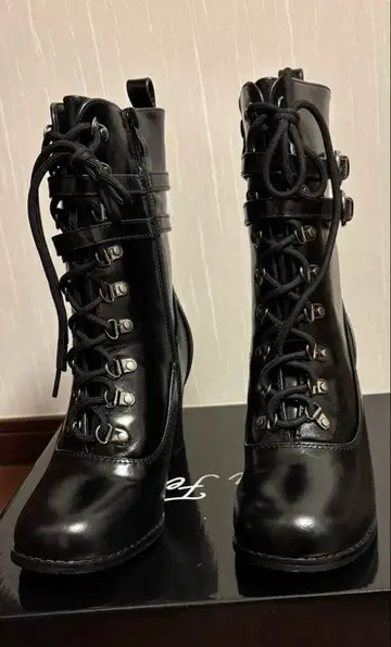블랙 레이스업 부츠