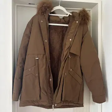 브라운 후드 부착 다운 자켓