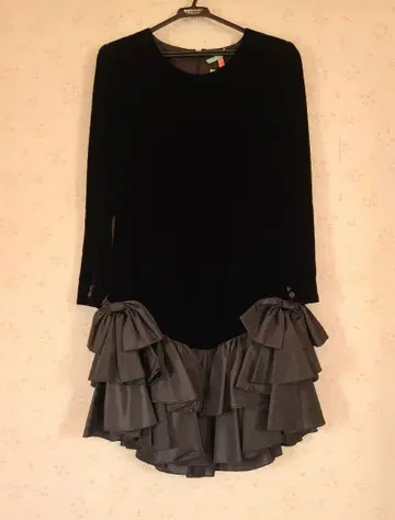 블랙 프릴 긴팔 원피스