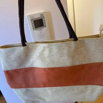 화이트와 오렌지 토트백