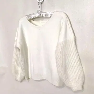 트라조돈나 화이트 니트, 스웨터