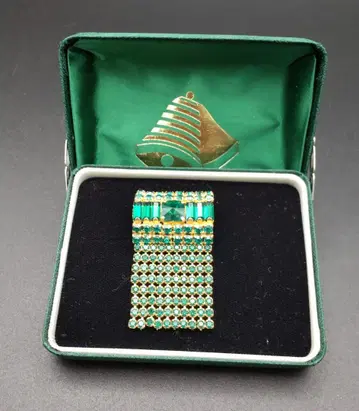 에메랄드?의 브로치