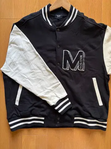 BEAMS 블랙 바시티 자켓