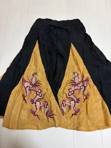 아차츄무 자수 스커트