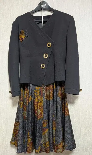 [ MAGGY ] 다크 그레이 자켓과 꽃무늬 스커트 셋업