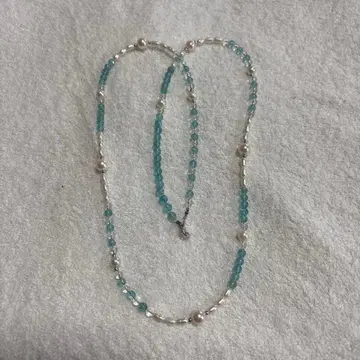 스카이블루와 화이트의 담수 진주 목걸이