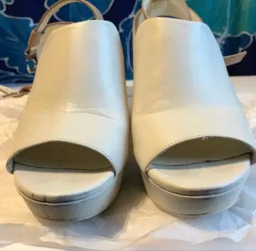 화이트 가죽 오픈토 샌들