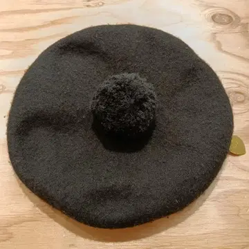 폼폼 포함 블랙 베레모